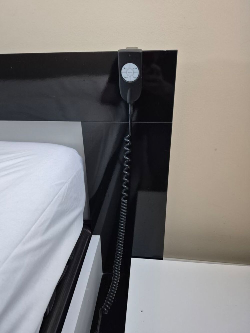 ce lit double en bois avec structure noire et blanc Meubles