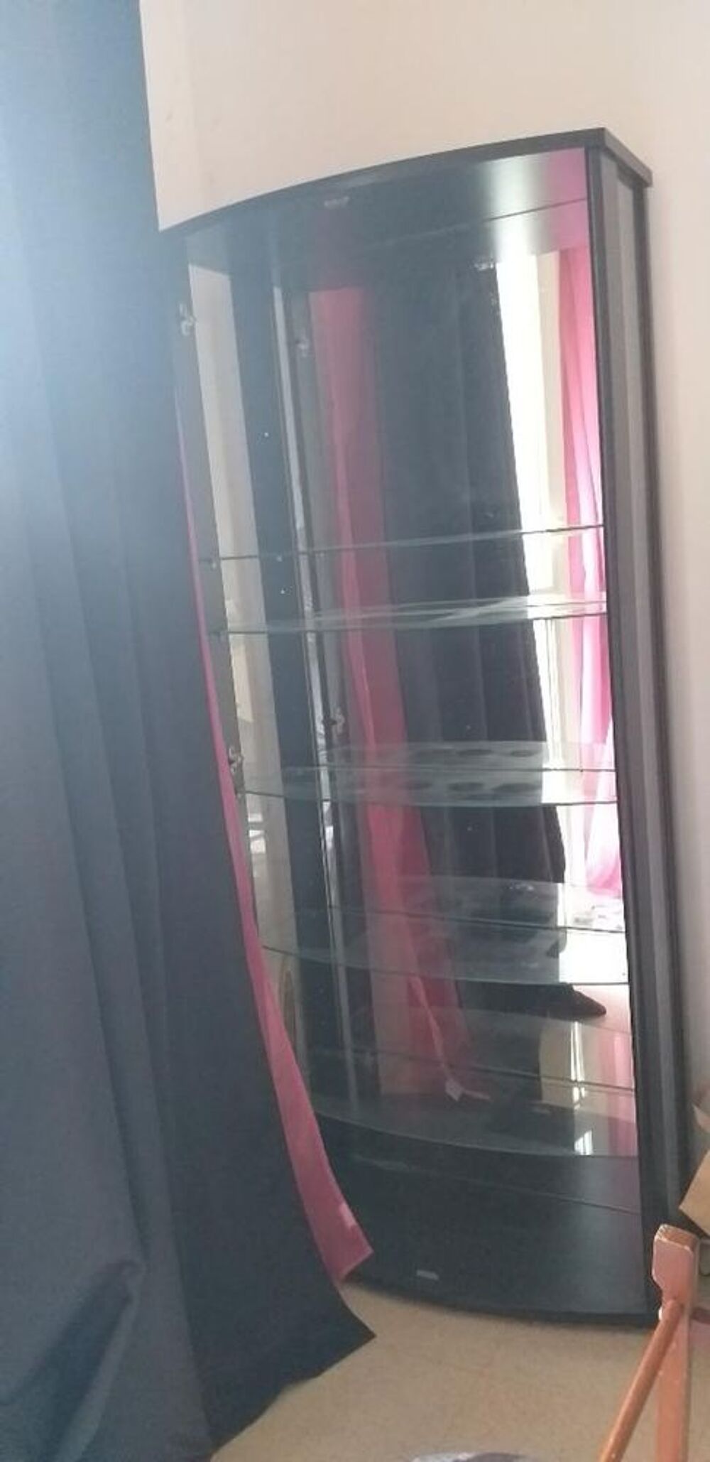 Don d'une grande vitrine de marque conforama Meubles