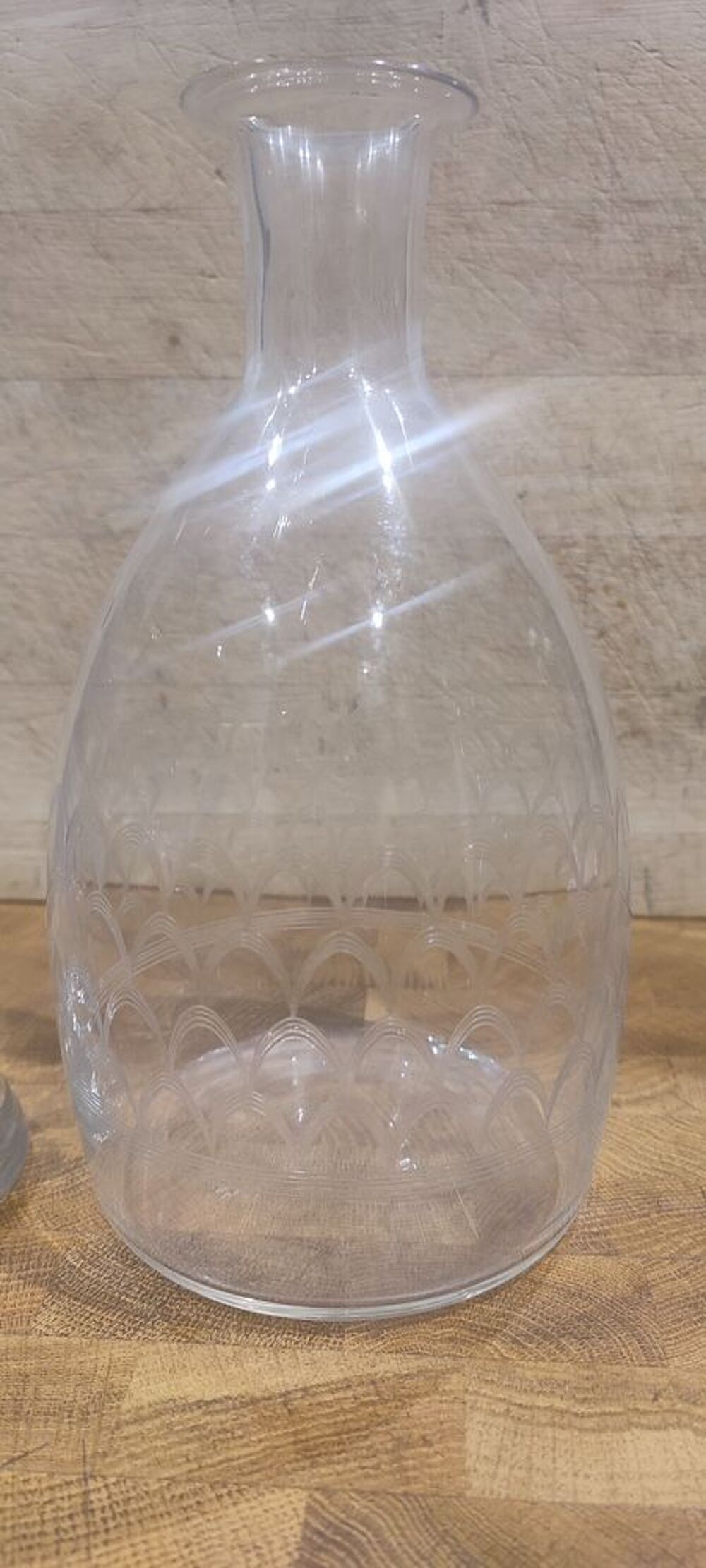 Ancienne carafe en verre grav&eacute; 