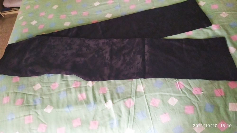 pantalon bleu fonc&eacute; brillant &agrave; motifs
marque Fashion Studio
Sports