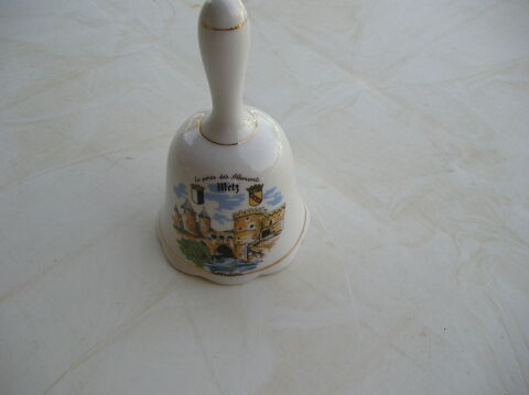Cloche de table  en  porcelaine ? neuve
10 Sept�mes-les-Vallons (13)