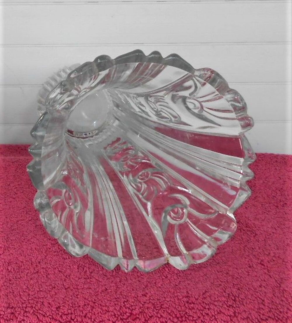 joli vase en CRISTAL " rainur&eacute; " et " dessins en relief " Décoration