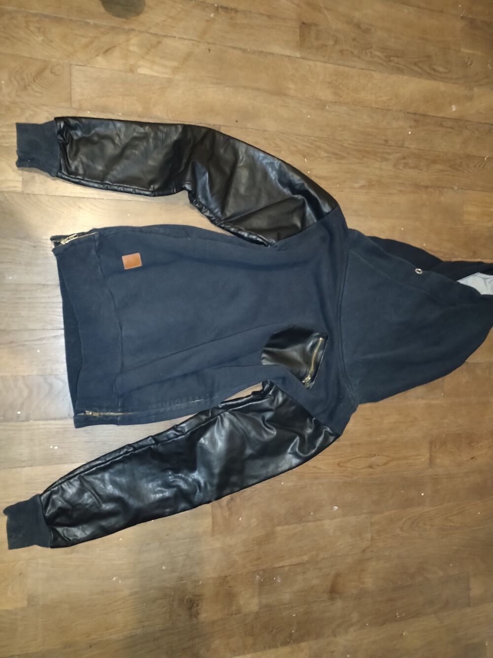 Sweat manches en simili cuir (Taille S) Vêtements