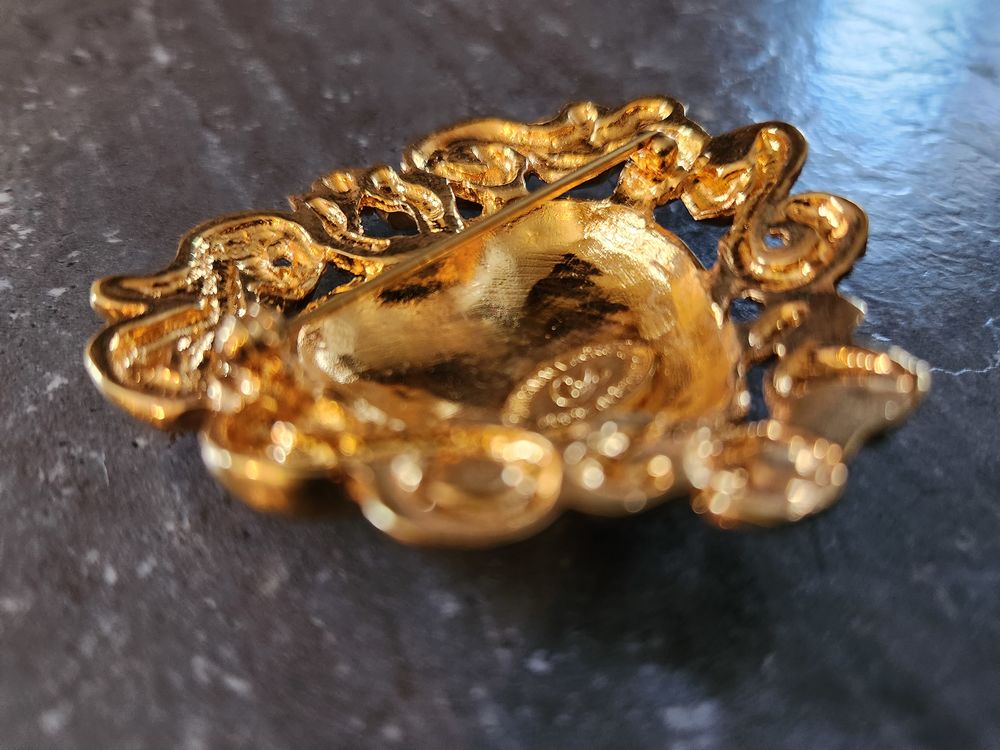 Broche coeur CL dor&eacute;e arabesque Christian LACROIX Bijoux et montres