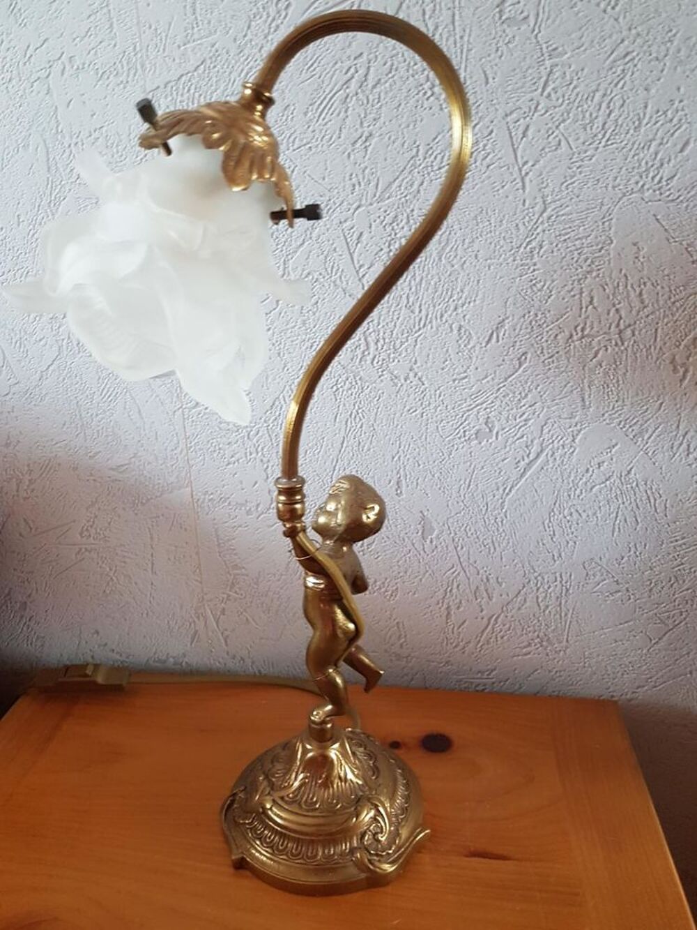 Lustre en Bronze dor&eacute; et 2 chevets assortis. Décoration