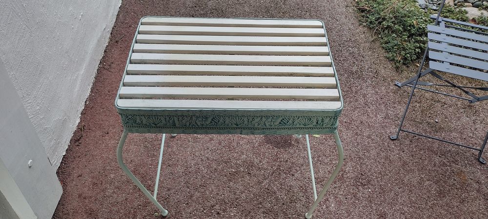 table basse en m&eacute;tal, avec 2 cadres 
Meubles