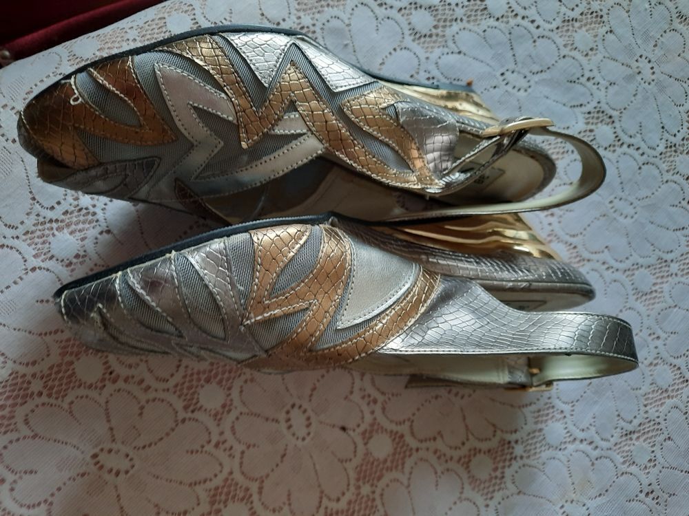 Tr&egrave;s &eacute;l&eacute;gantes chaussures dor&eacute;es et argentees Chaussures