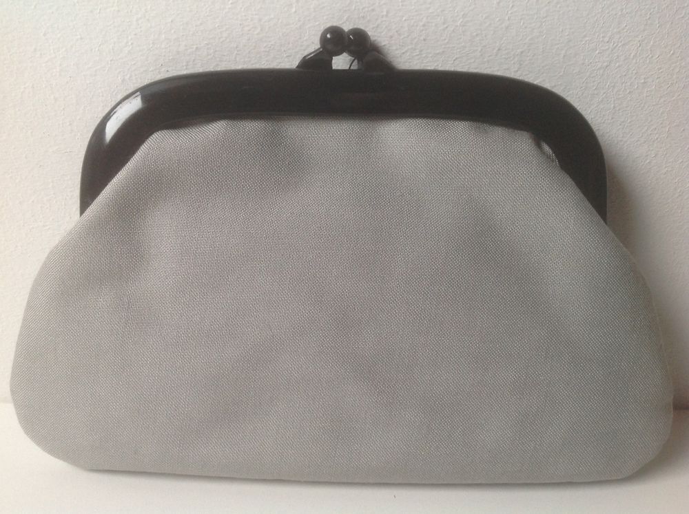 SAC POCHETTE FANTAISIE GRIS PERLE Envoi Possible
Maroquinerie