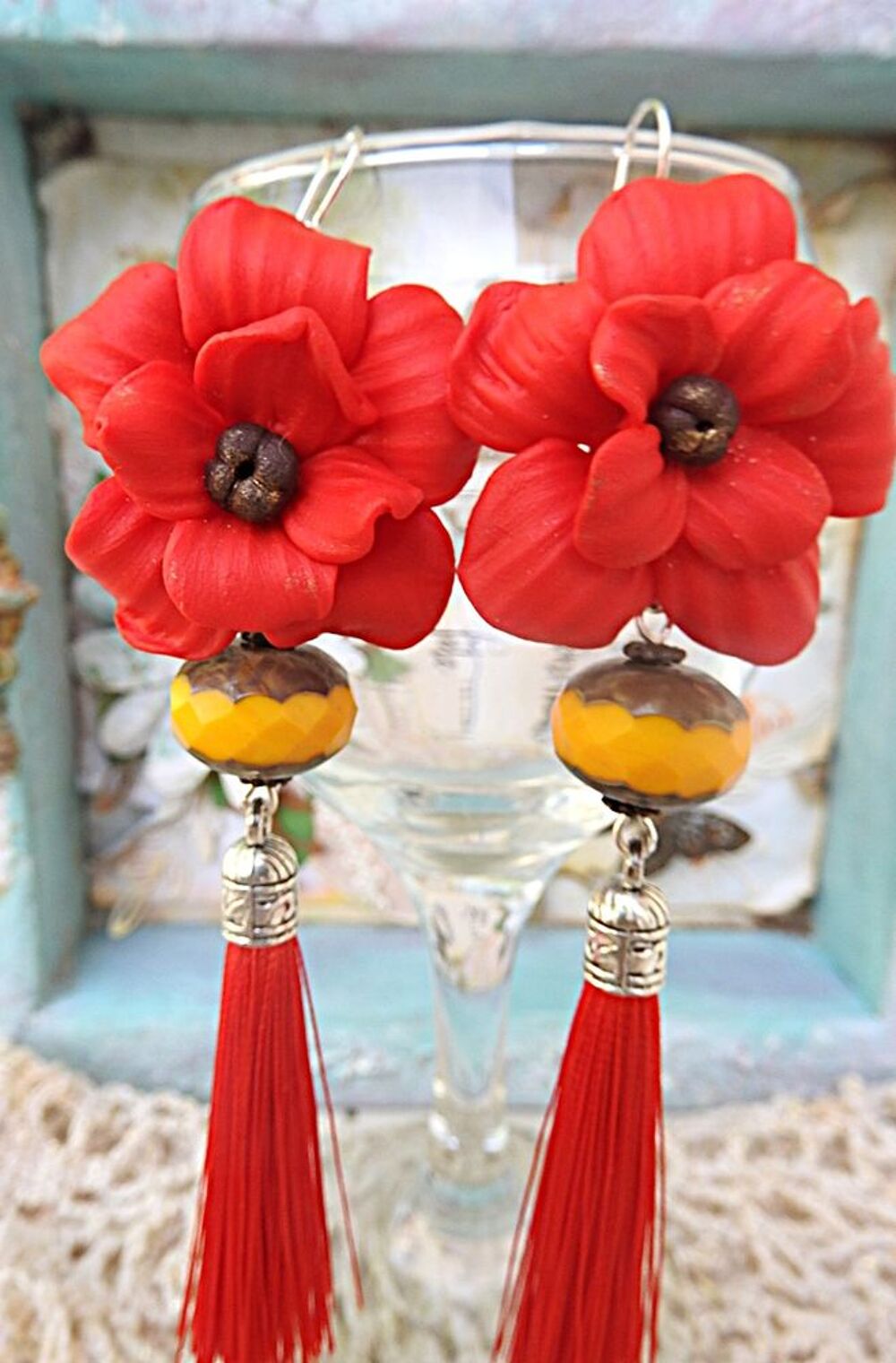 boucles d oreilles rouges avec les fleurs de coquelicot. Bijoux et montres