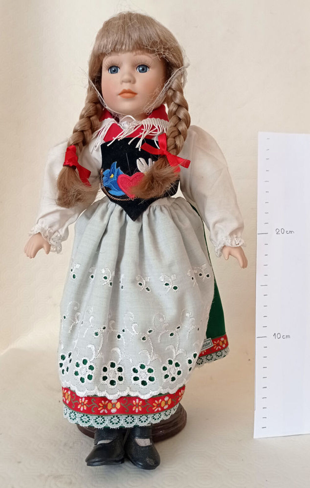 Poup&eacute;es de collection en porcelaine entre 30 et 40cm 