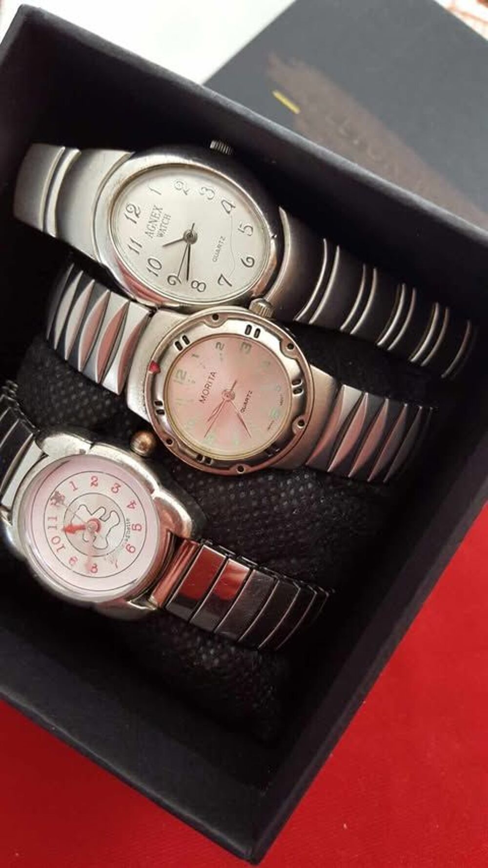  Quatre belles montres bracelet styl&eacute;es de valeur N&deg;1361 Bijoux et montres