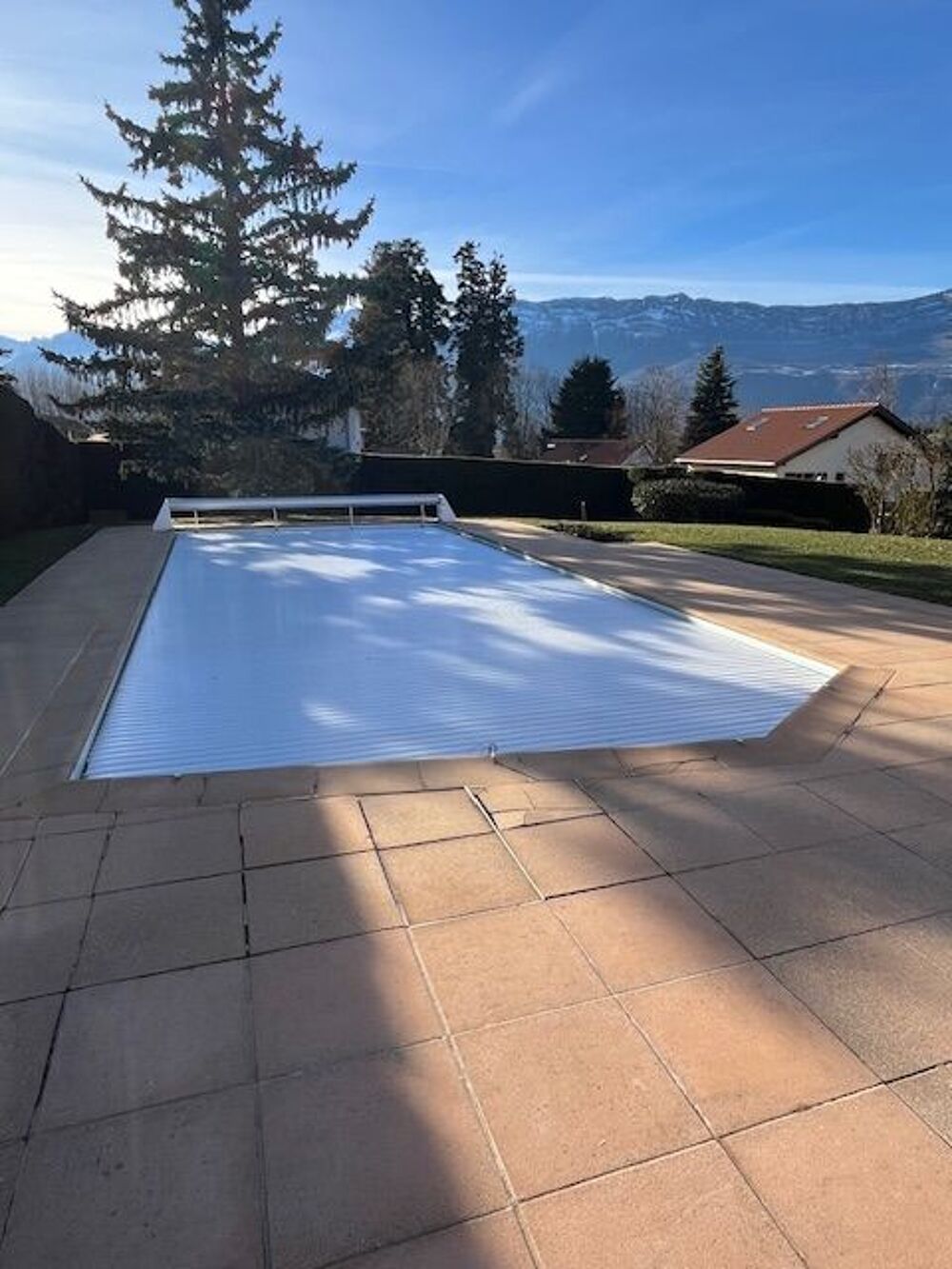 Volets blancs roulant piscine PVC motoris&eacute; 11,5 M Jardin