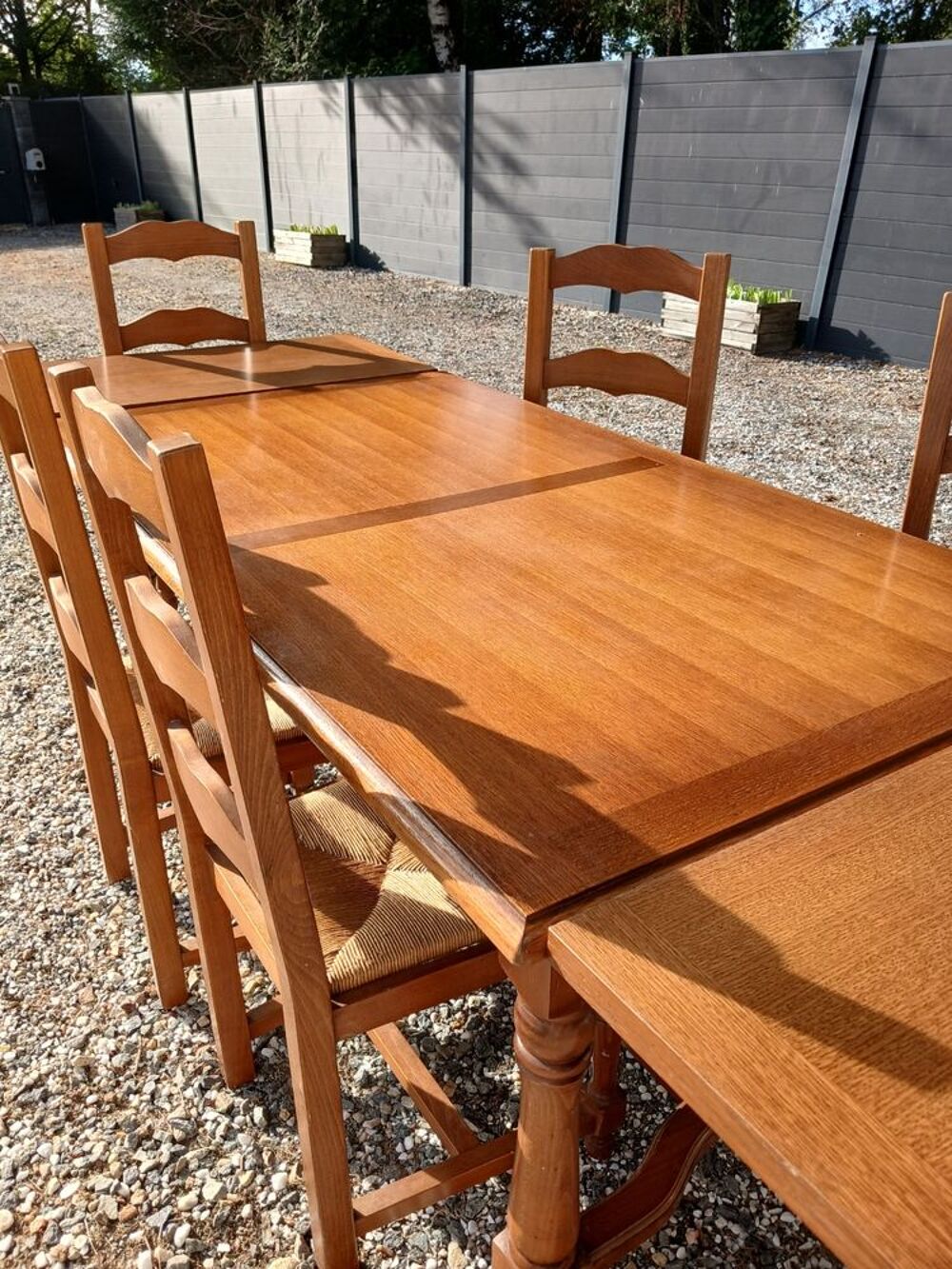 Tr&egrave;s belle table en ch&ecirc;ne massif. Meubles