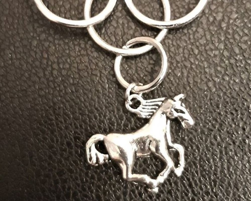 pendentif cheval, anneaux, avec la cha&icirc;ne Bijoux et montres