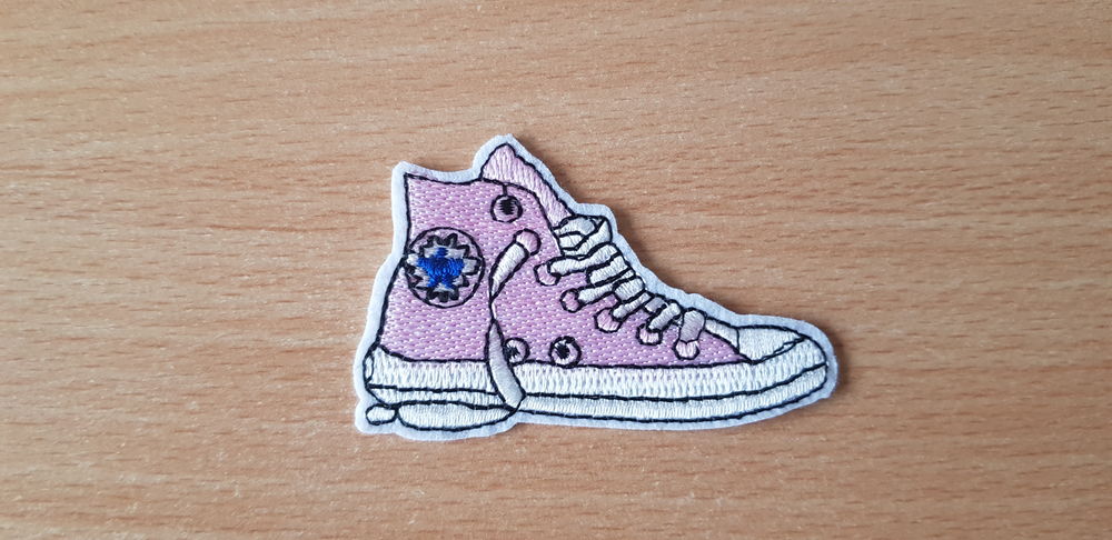 ecusson brod&eacute; 
basket converse rose 
7x4,5 cm
thermocollant Décoration