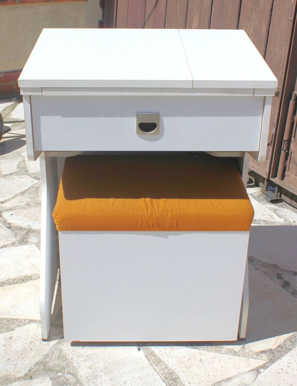 Machine &agrave; coudre et &agrave; broder Meubles