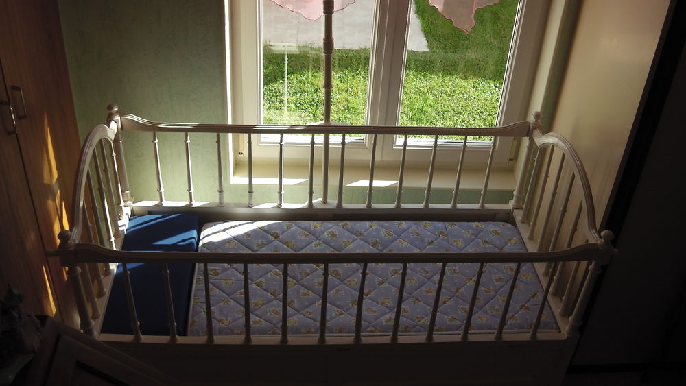 Lit ancien laqu&eacute; blanc pour b&eacute;b&eacute; ou enfant jusqu'&agrave; 7 ans Meubles