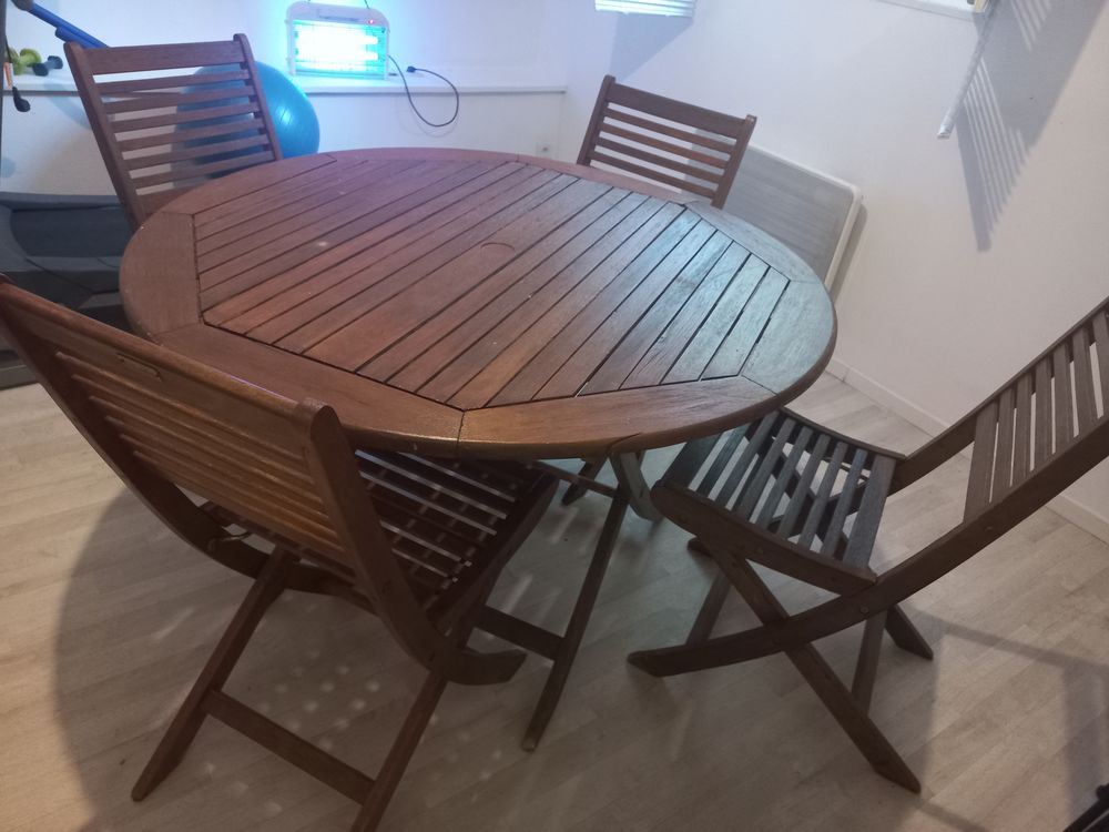 Table de jardin en bois trait&eacute; Meubles