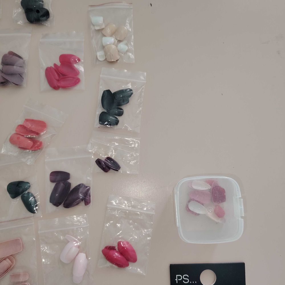 LOT DE FAUX ONGLES Bijoux et montres