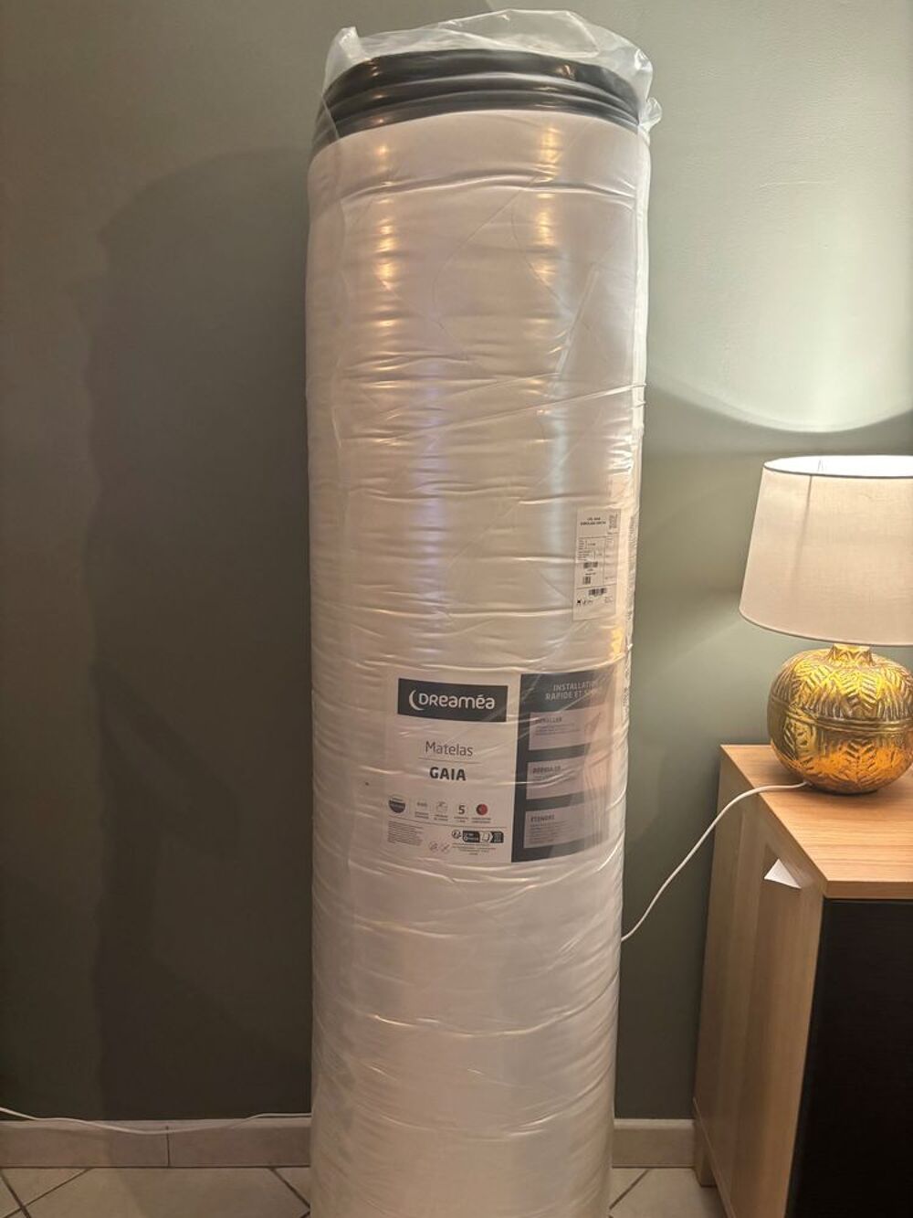 Matelas neuf encore enroul&eacute; Meubles