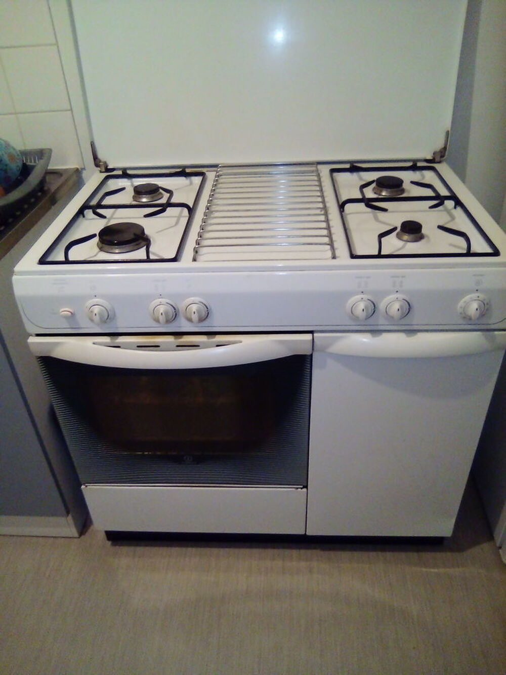 Gazini&egrave;re gaz a bouteille indesit Electroménager