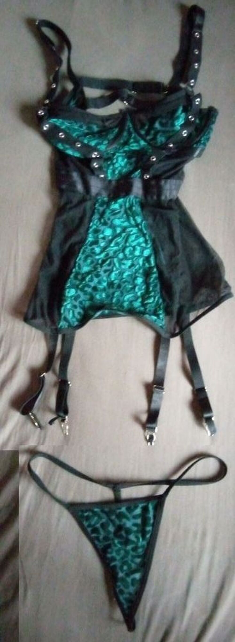 Ensemble body porte jarretelle et string - taille S Vêtements
