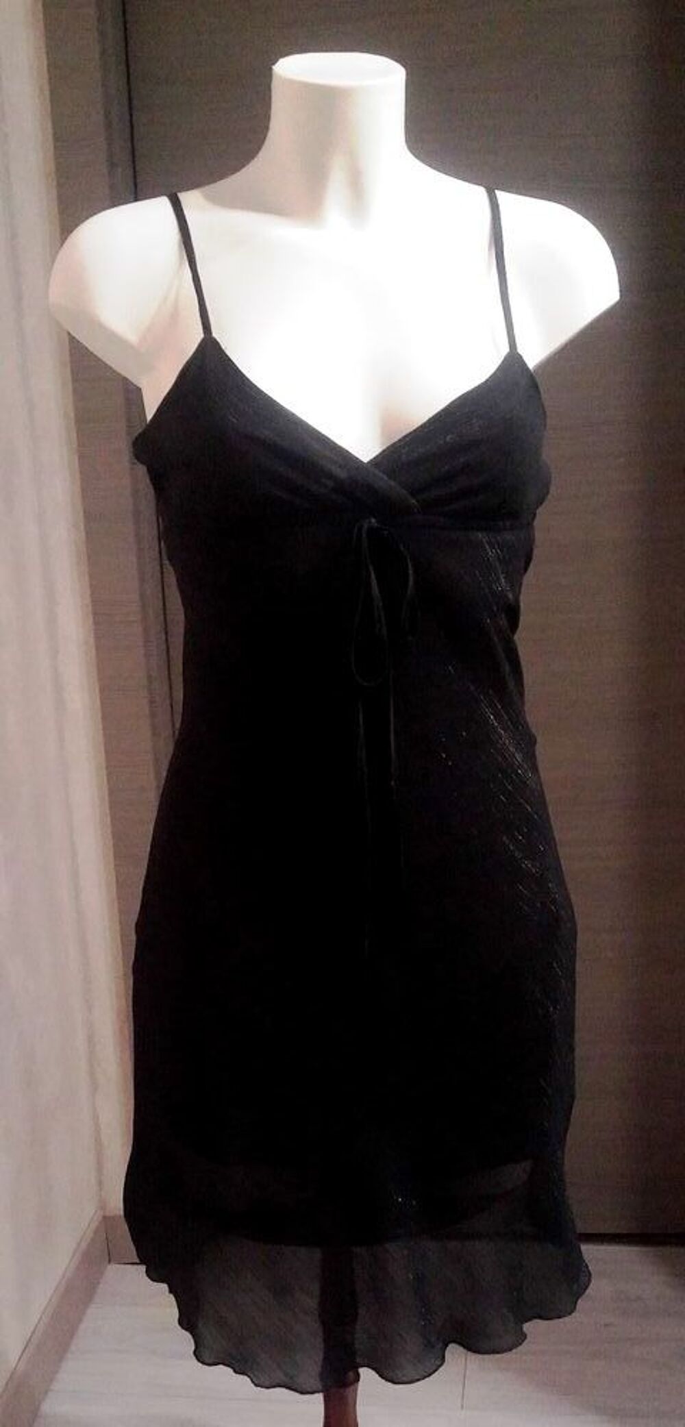 robe noire: au choix
autres mod&egrave;les dispo, demandez photos Vtements
