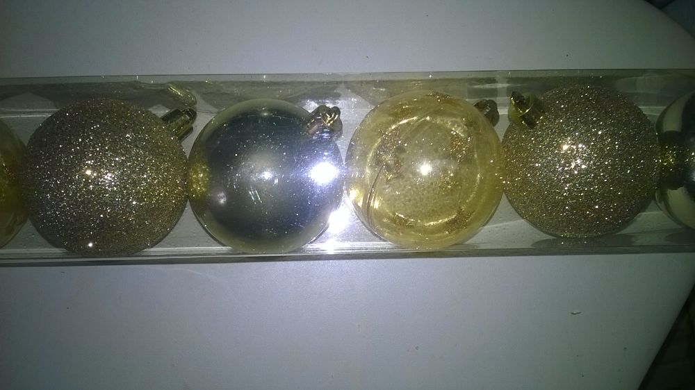 9 BOULES DE NO&Euml;L 
POUDRE D'&Eacute;TOILE
Neuves
Couleur or
6 cm Décoration