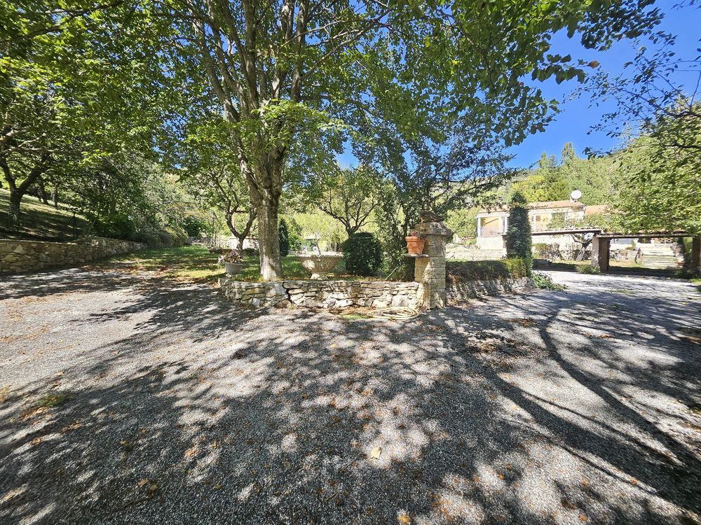 Vente Villa VILLA PLAIN-PIED + ANNEXES SUR TERRAIN 1870 M2 CLÔTURÉ Castellane