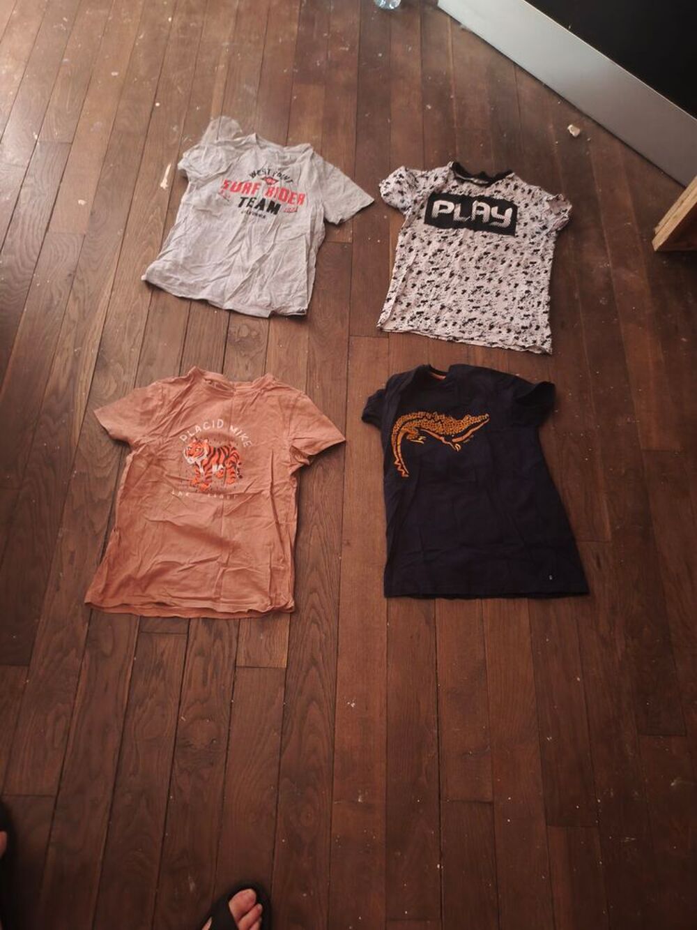 8€ cinq shirt short manche courte 
Taille 12 ans Vêtements enfants
