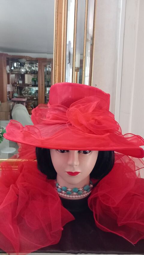 Chapeau de cérémonie coloris rouge Carqueiranne (83)