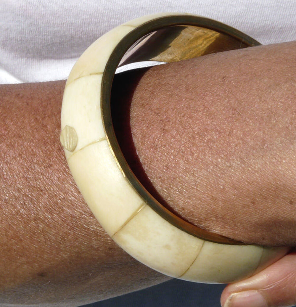 Bracelet couleur Ivoire en Os ou mati&egrave;re Naturelle lourd et Bijoux et montres