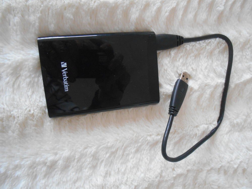 DISQUE DUR EXTERNE NOIR AVEC SON BRANCHEMENT
Matériel informatique