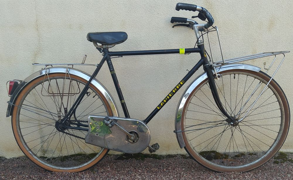 ancien v&eacute;lo LAPIERRE porteur facteur poste &agrave; restaurer Vélos