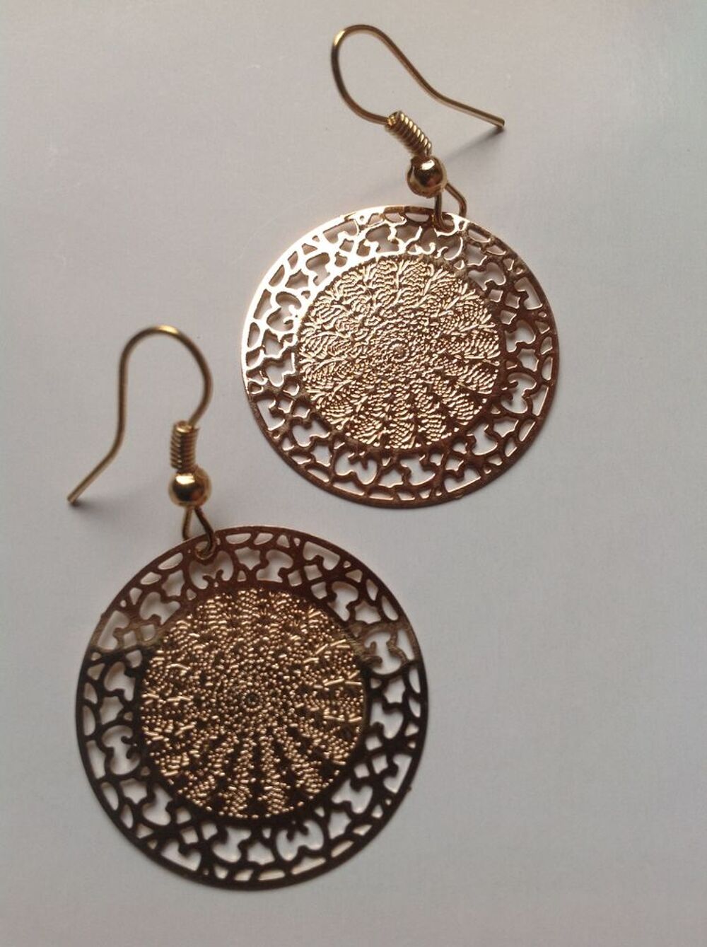BOUCLES OREILLES DOR&Eacute;E SOLEIL ARABESQUE Envoi Possible
Bijoux et montres