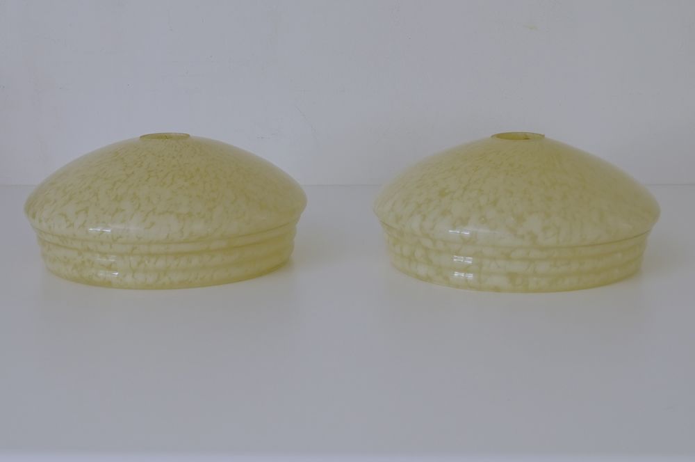Lot de 2 globes anciens verre mouchet&eacute; jaune paille - Art Décoration