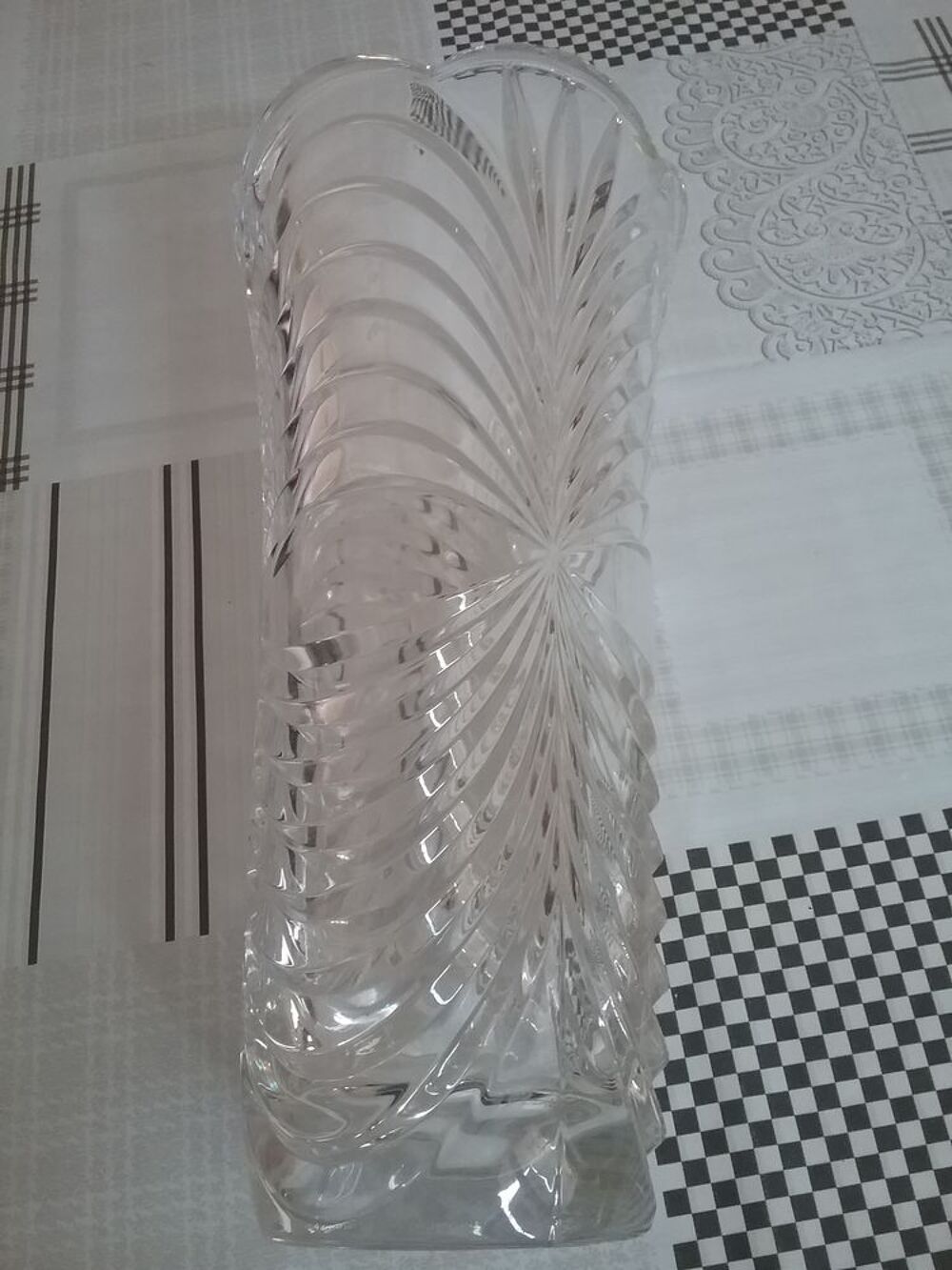 Magnifique vase en verre sculpt&eacute; Dcoration