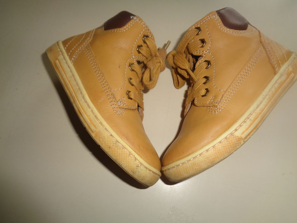 Chaussures montantes type TIMBERLAND
Chaussures enfants