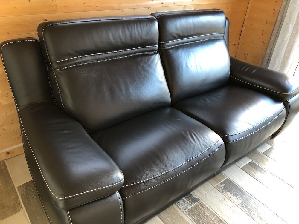 Canap&eacute; cuir noir avec coutures blanches 
Etat neuf Meubles