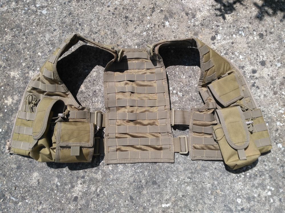 Gilet tactique molle avec poches (d&eacute;sert) Sports