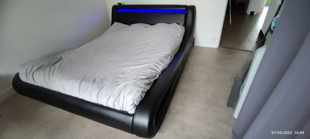 Lit simili cuir 140x190 comme neuf Meubles