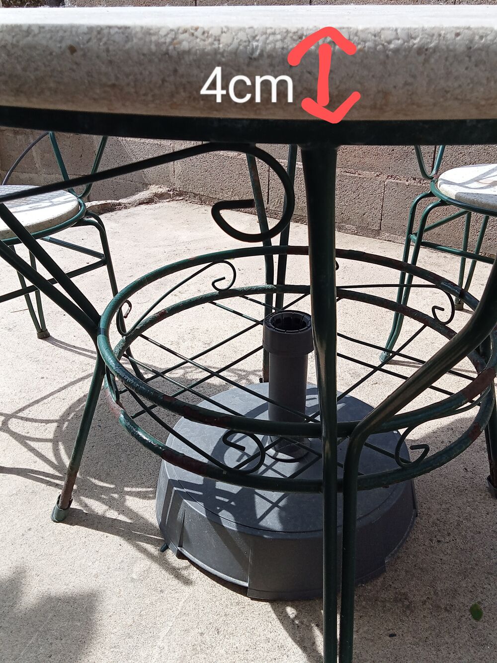 Table pierre et quatres chaises Meubles