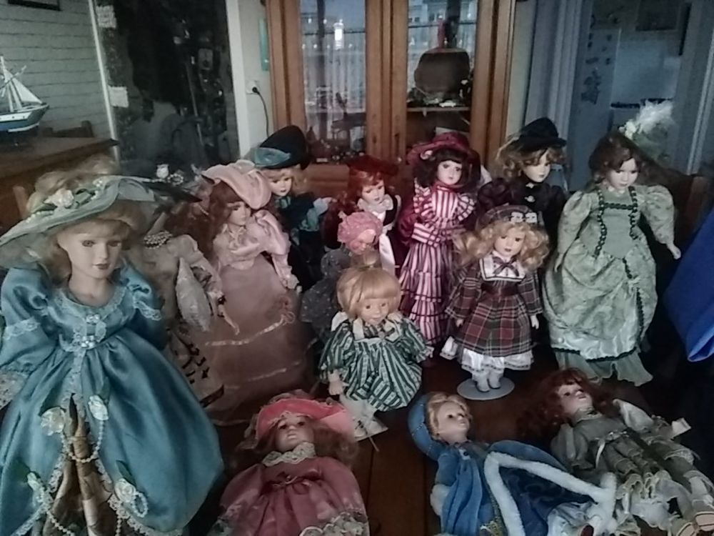 14 Poup&eacute;es de collection en porcelaine avec leurs supports 