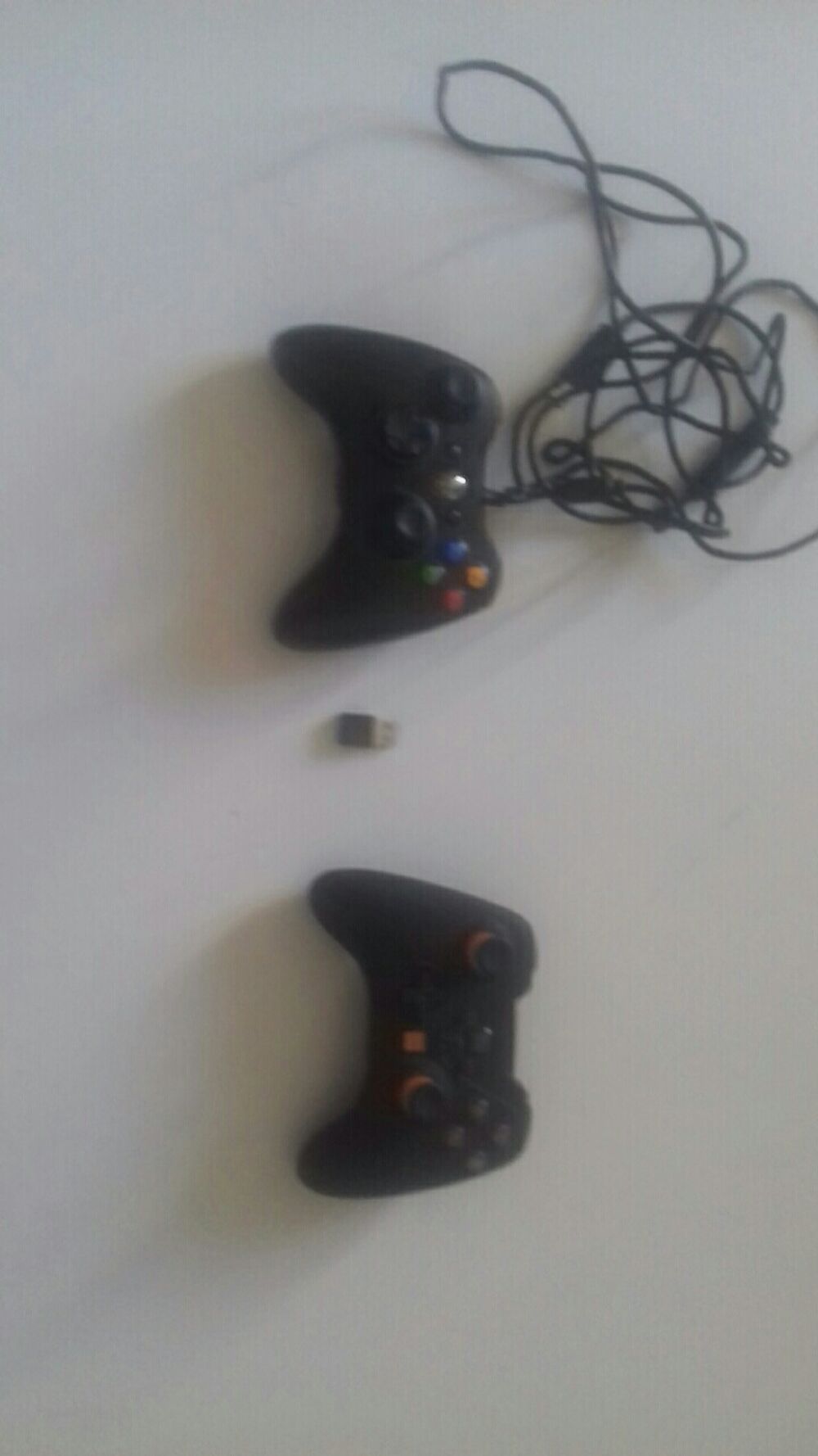 vend un lot de deux manettes. Consoles et jeux vidéos