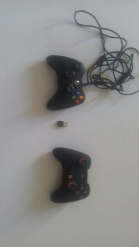 vend un lot de deux manettes. 60 Nantes (44)