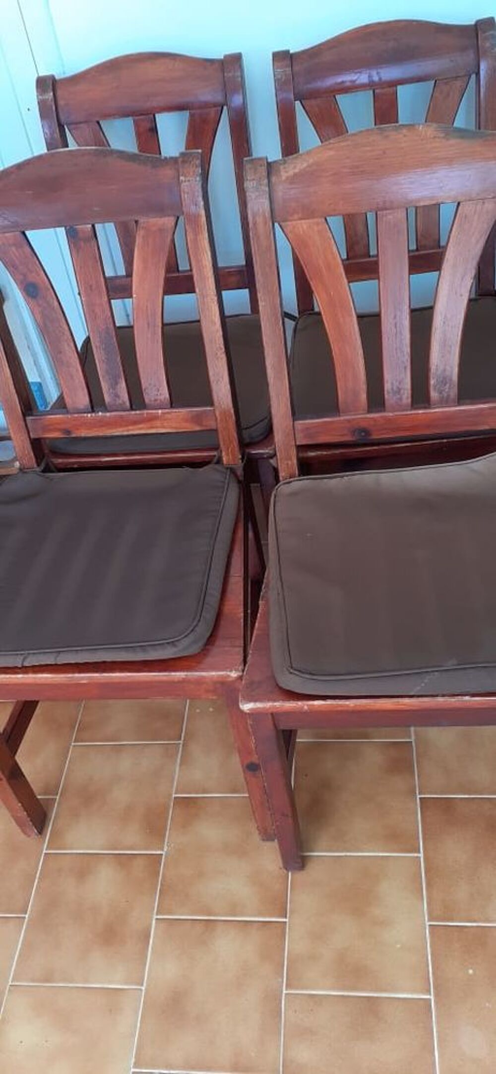Lot de quatre chaises Meubles
