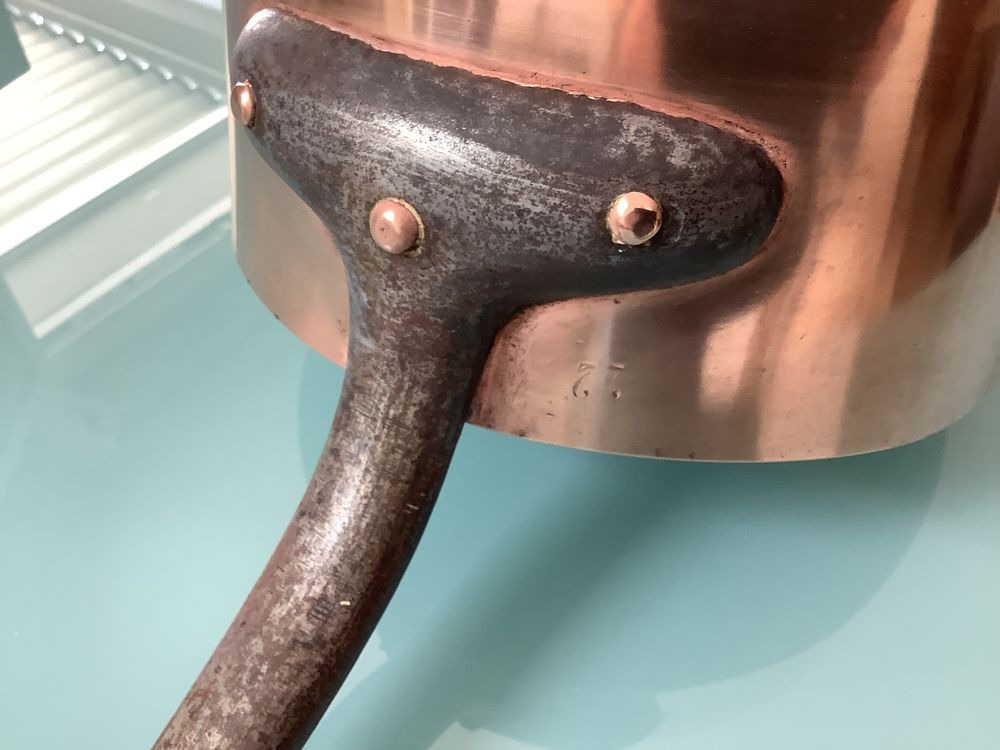Lot de casseroles en cuivre avec barre en fer forg&eacute;. Décoration