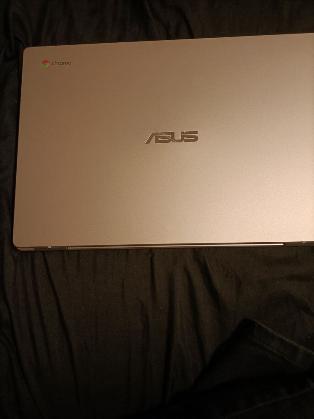 chromebook Asus en excellent &eacute;tat, 1 mois d'utilisation produit sous garantie facture &agrave; l'appui. Livr&eacute; avec sacoche neuve Matériel informatique