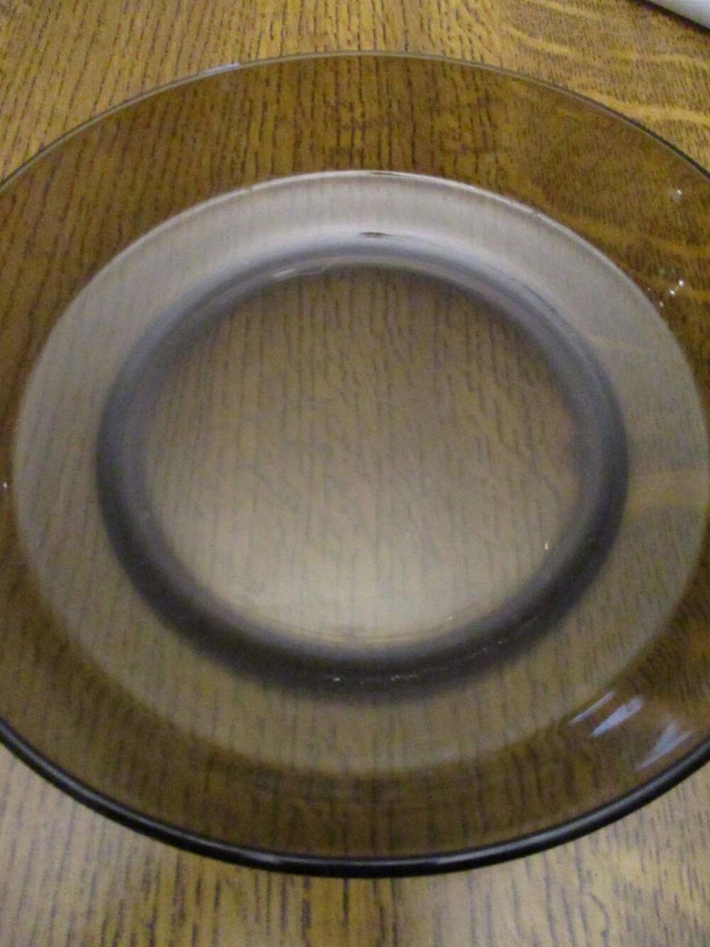 assiettes en verre marron fum&eacute; dont quelque unes avec motifs Cuisine