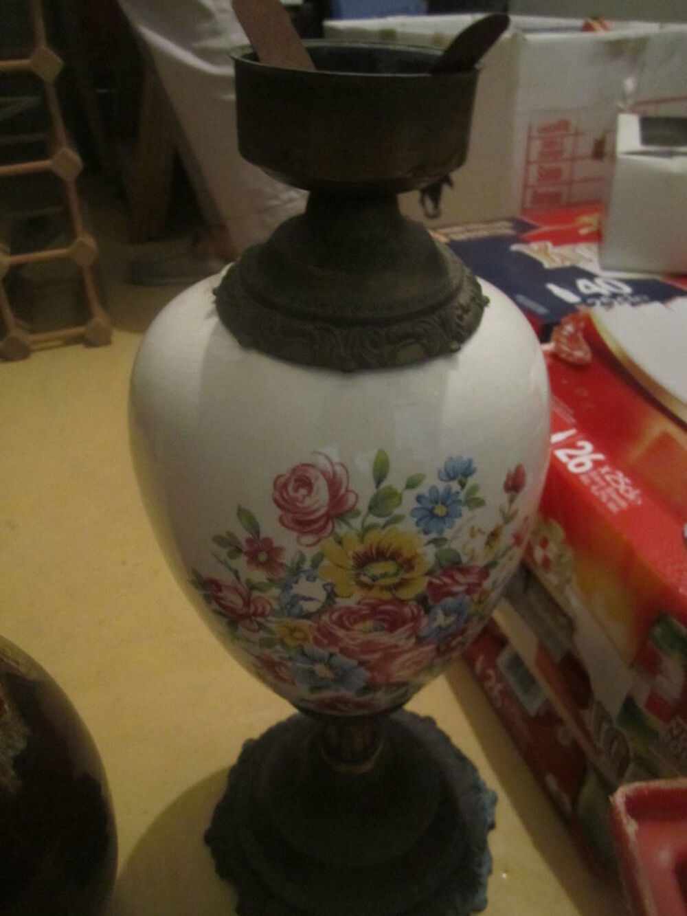 Lampe &agrave; p&eacute;trole en gr&egrave;s
Décoration